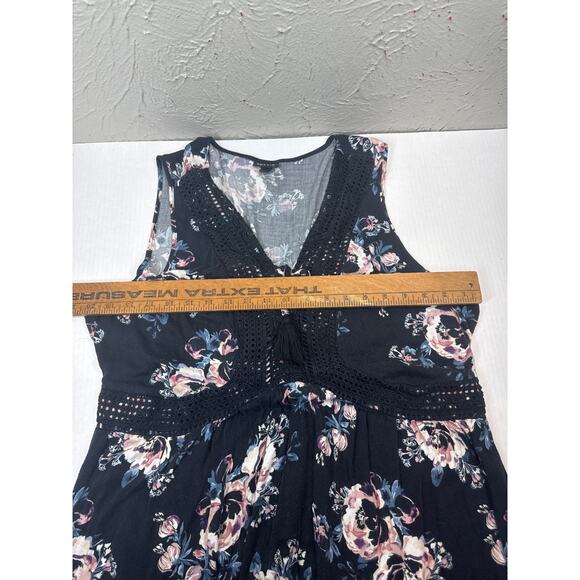 Torrid Floral Sleeveless Top Criss Cross Neck Black Crochet Embellished Size 2 - Picture 6 of 6